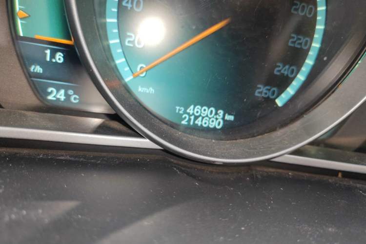 Used Volvo V40 2014 2.0T Zhiya Edition Odometer Close Up