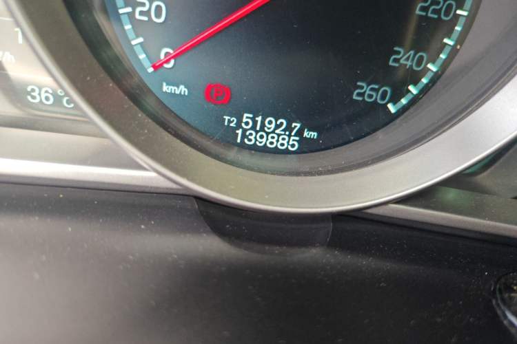 Used Volvo V40 2014 2.0T Zhiya Edition Odometer Close Up