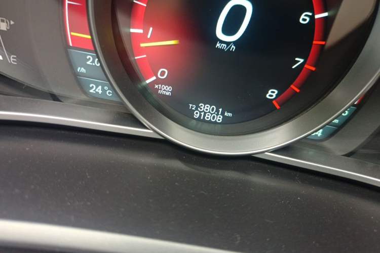 Used Volvo V40 2014 2.0T Zhiya Edition Odometer Close Up