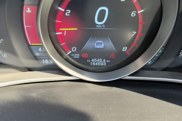 Used Volvo V40 2014 2.0T Zhiya Edition Odometer Close Up