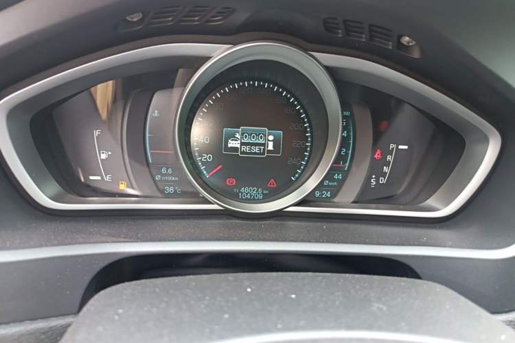 Used Volvo V40 2014 2.0T Zhiya Edition Odometer Close Up
