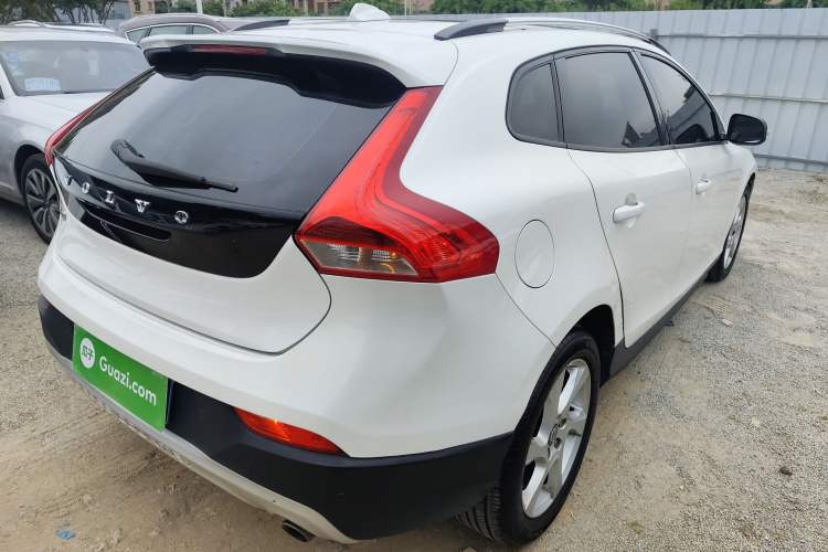 Used Volvo V40 2014 Cross Country 2.0T Zhiyi Edition Rear Right 45 Deg