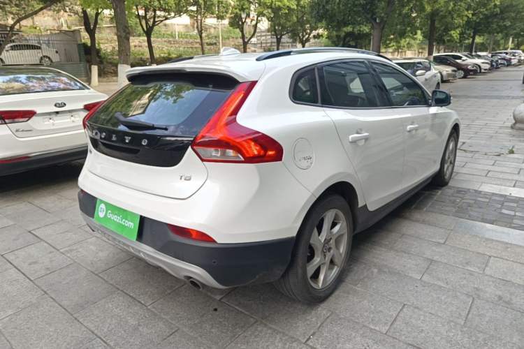 Used Volvo V40 2014 Cross Country 2.0T Zhiyi Edition Rear Right 45 Deg