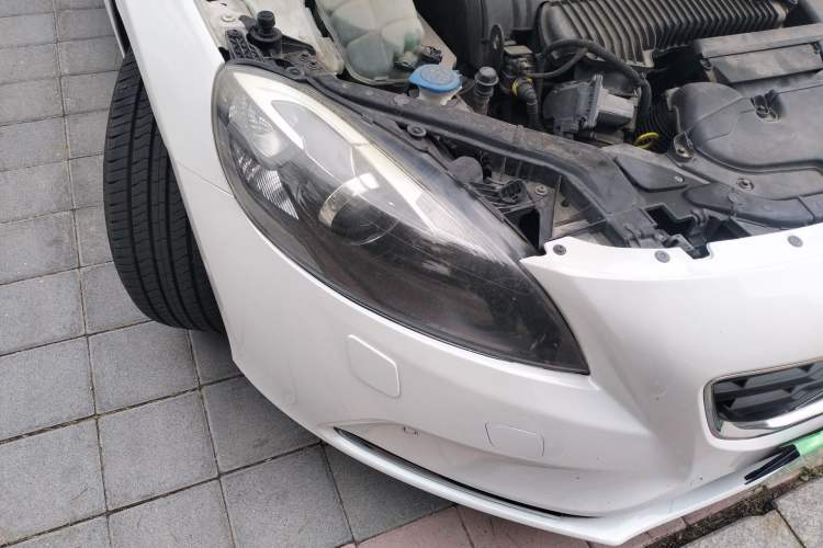 Used Volvo V40 2014 2.0T Zhiya Edition Right Front Headlight