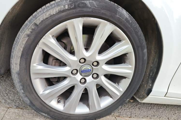 Used Volvo V40 2014 2.0T Zhiya Edition Right Front Wheel Hub