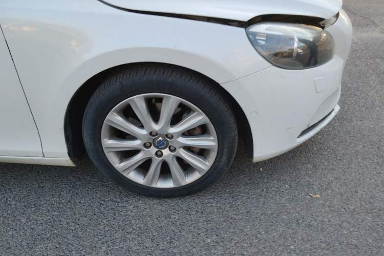Used Volvo V40  Right Front Wheel Hub