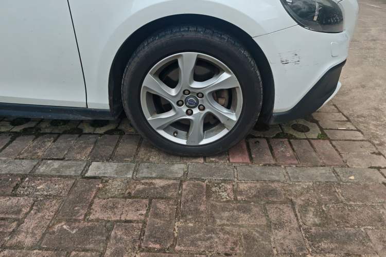 Used Volvo V40 2014 Cross Country 2.0T Zhiyi Edition Right Front Wheel Hub
