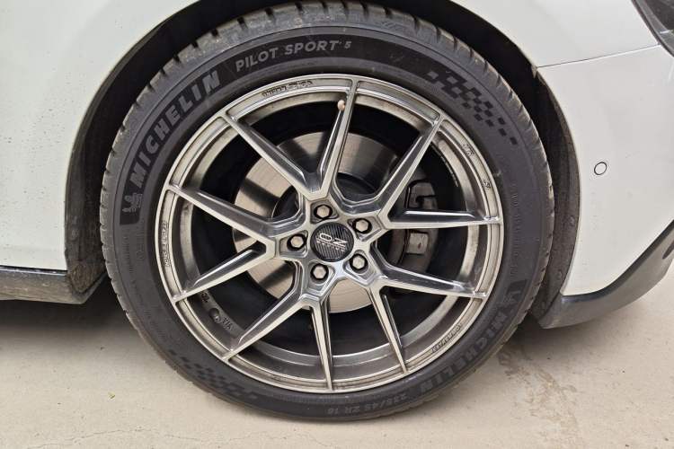 Used Volvo V40 2014 Cross Country T5 AWD Prestige Edition Right Front Wheel Hub