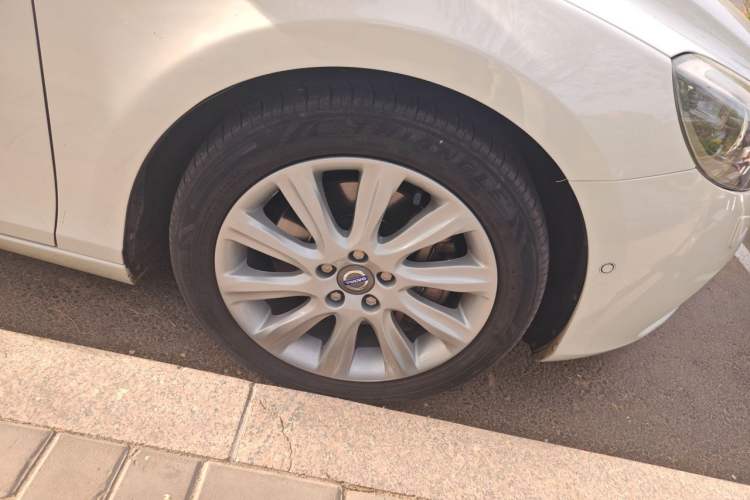 Used Volvo V40 2014 2.0T Zhiya Edition Right Front Wheel Hub