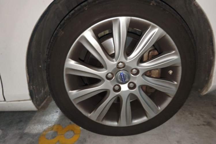 Used Volvo V40 2014 2.0T Zhiya Edition Right Front Wheel Hub