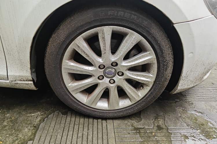 Used Volvo V40 2014 2.0T Zhiya Edition Right Front Wheel Hub