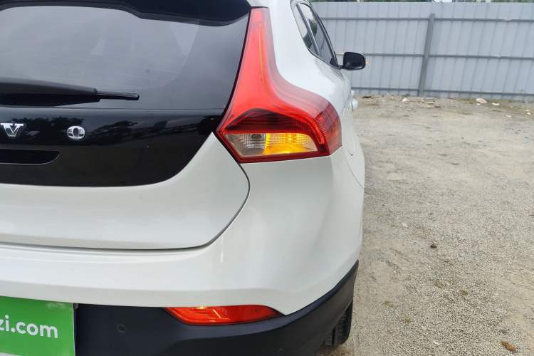 Used Volvo V40 2014 Cross Country 2.0T Zhiyi Edition Right Rear Taillight