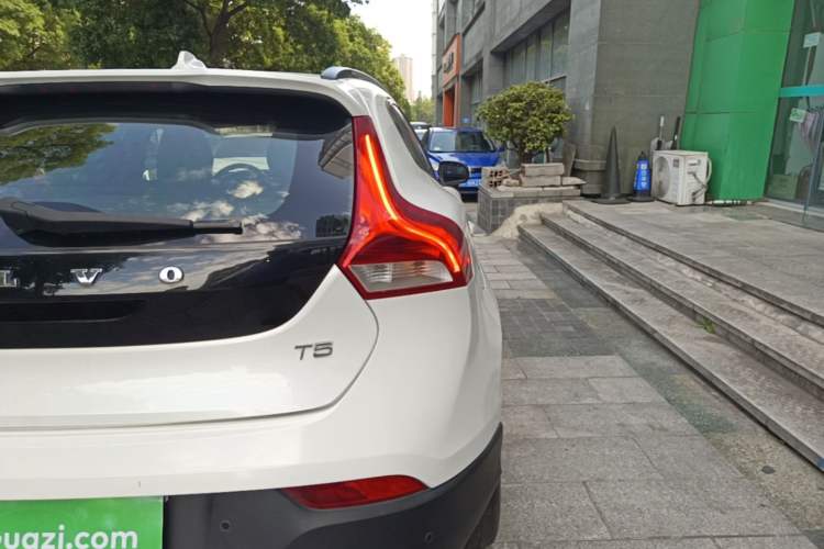 Used Volvo V40 2014 Cross Country 2.0T Zhiyi Edition Right Rear Taillight