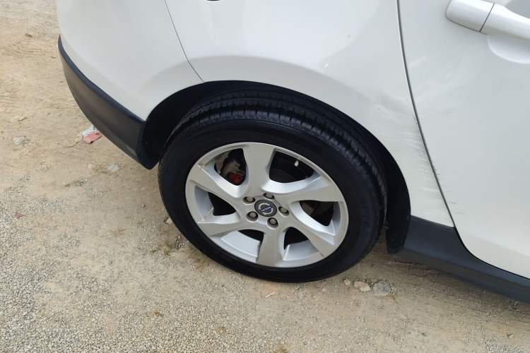 Used Volvo V40 2014 Cross Country 2.0T Zhiyi Edition Right Rear Wheel Hub
