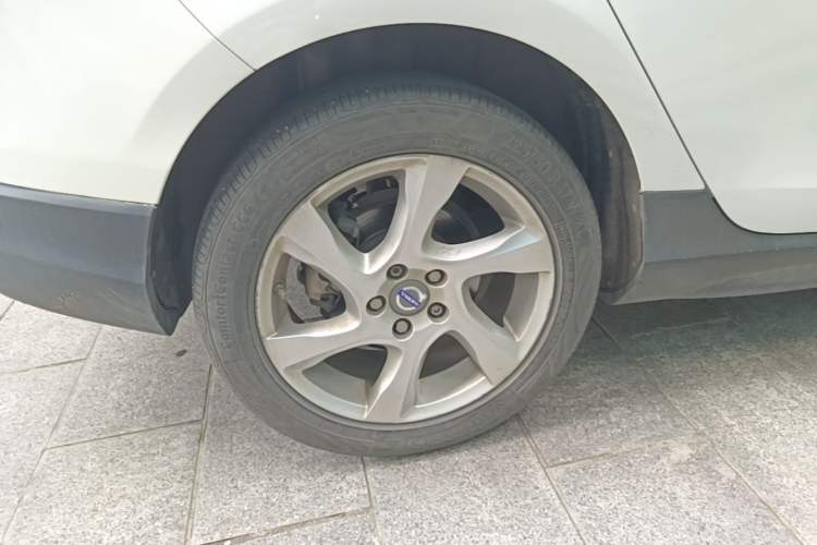 Used Volvo V40 2014 Cross Country 2.0T Zhiyi Edition Right Rear Wheel Hub