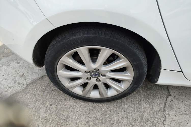 Used Volvo V40 2014 2.0T Zhiya Edition Right Rear Wheel Hub