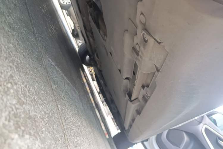 Used Volvo V40 2014 Cross Country 2.0T Zhiyi Edition Right Side Sill