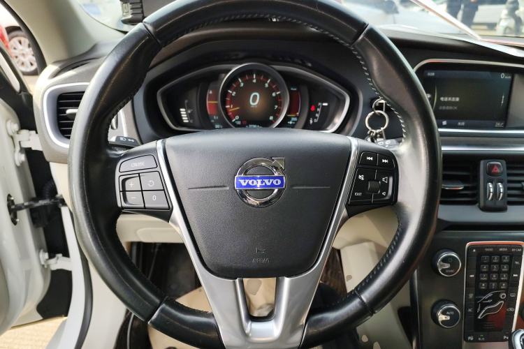 Used Volvo V40 2014 2.0T Zhiya Edition Steering Wheel