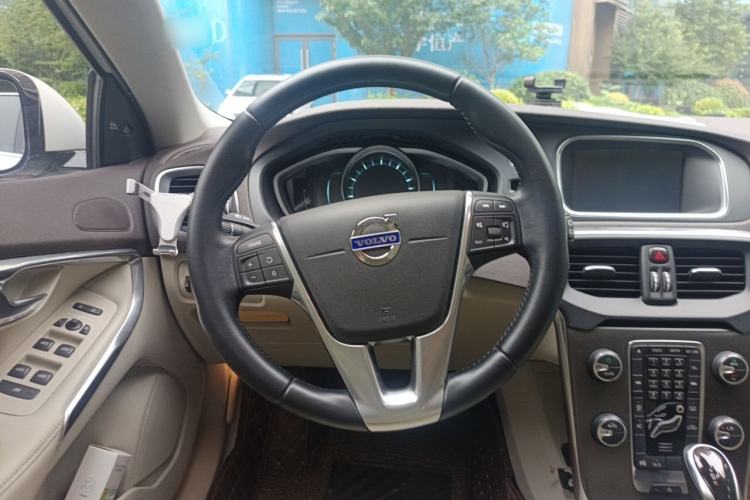 Used Volvo V40 2014 2.0T Zhiya Edition Steering Wheel
