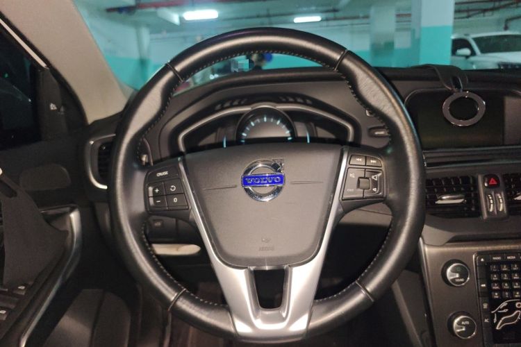 Used Volvo V40 2014 2.0T Zhiya Edition Steering Wheel