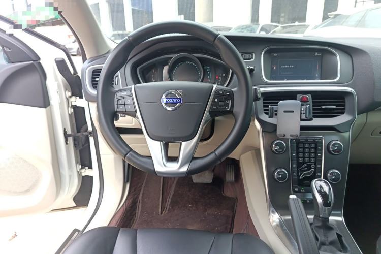 Used Volvo V40 2014 2.0T Zhiya Edition Steering Wheel
