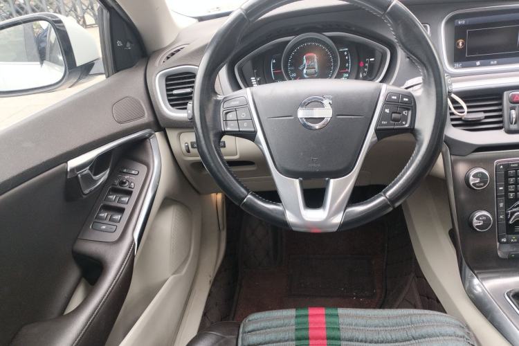 Used Volvo V40 2014 2.0T Zhiya Edition Steering Wheel