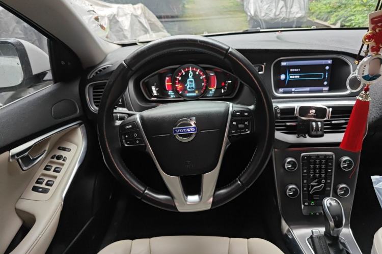 Used Volvo V40 2014 2.0T Zhiya Edition Steering Wheel