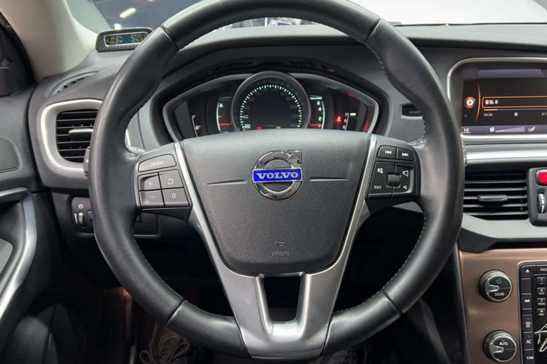 Used Volvo V40 2014 Cross Country T5 AWD Smart Luxury Edition Steering Wheel