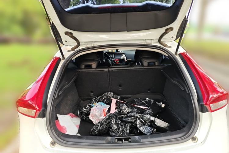 Used Volvo V40 2014 2.0T Zhiya Edition Trunk