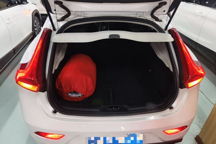 Used Volvo V40 2014 2.0T Zhiya Edition Trunk