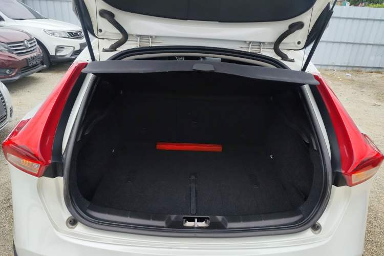 Used Volvo V40 2014 Cross Country 2.0T Zhiyi Edition Trunk