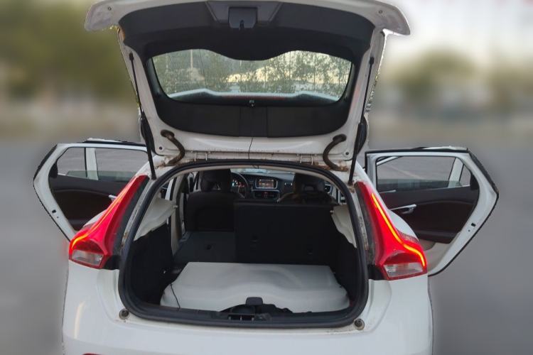 Used Volvo V40  Trunk