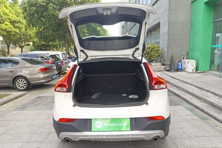 Used Volvo V40 2014 Cross Country 2.0T Zhiyi Edition Trunk