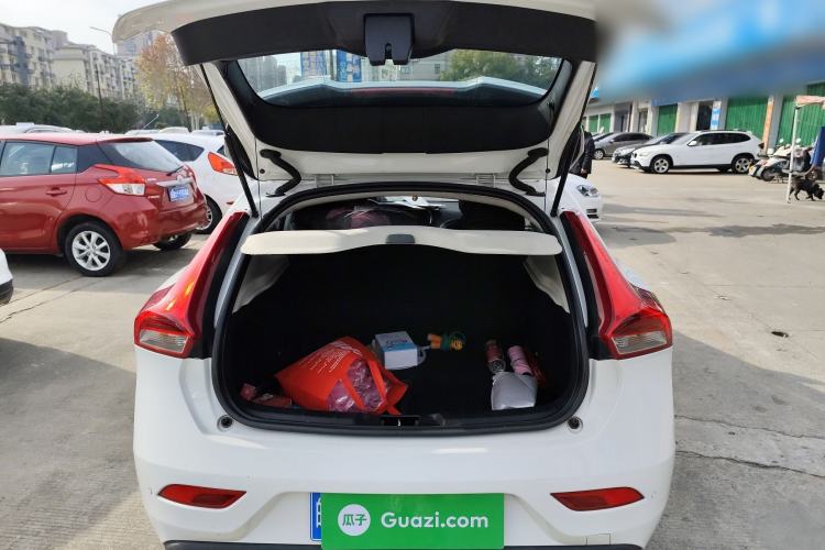Used Volvo V40 2014 2.0T Zhiya Edition Trunk