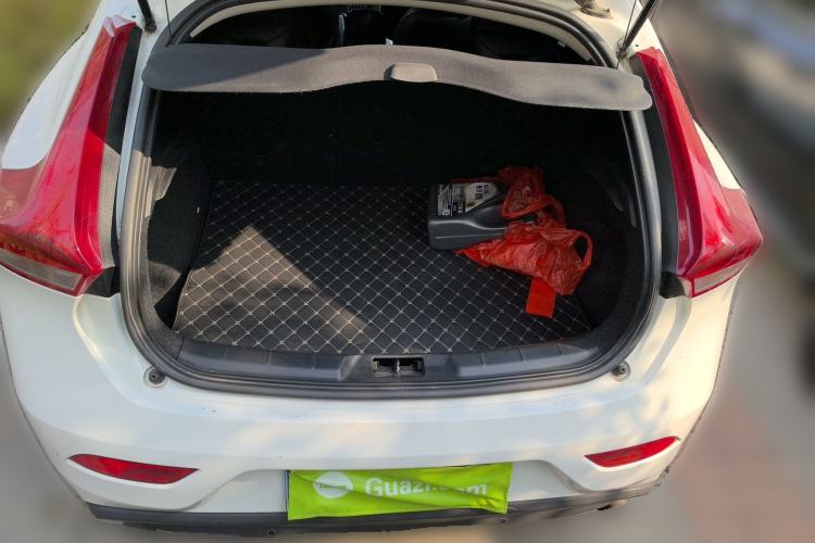 Used Volvo V40 2014 2.0T Zhiya Edition Trunk