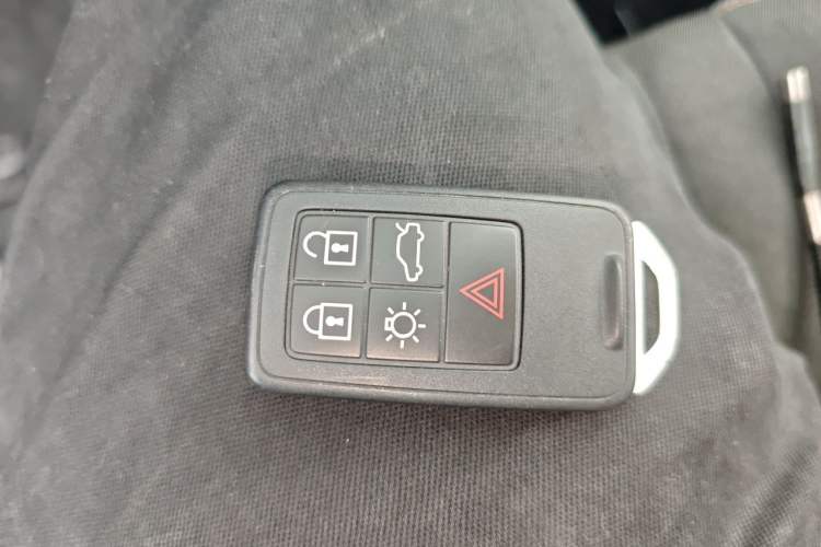 Used Volvo V40 2014 Cross Country 2.0T Zhiyi Edition Vehicle Key