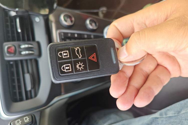 Used Volvo V40 2014 2.0T Zhiya Edition Vehicle Key