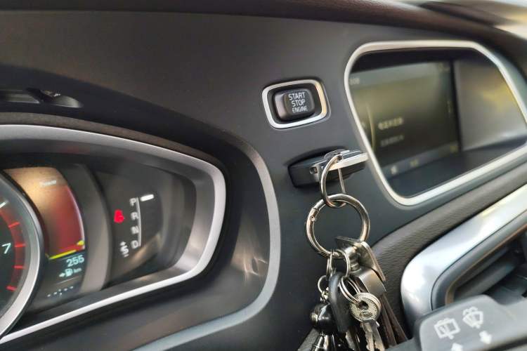Used Volvo V40 2014 2.0T Zhiya Edition Vehicle Key