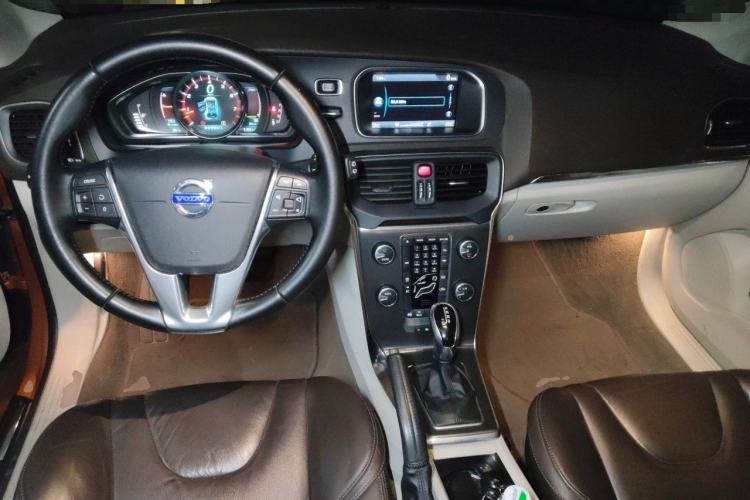 Used Volvo V40 2014 2.0T Zhiya Edition Center Console