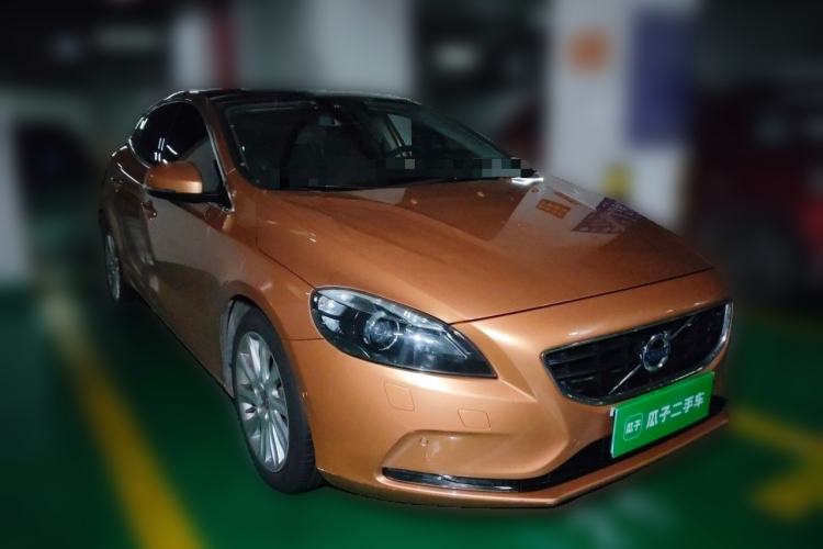 Used Volvo V40 2014 2.0T Zhiya Edition Front Right 45 Deg