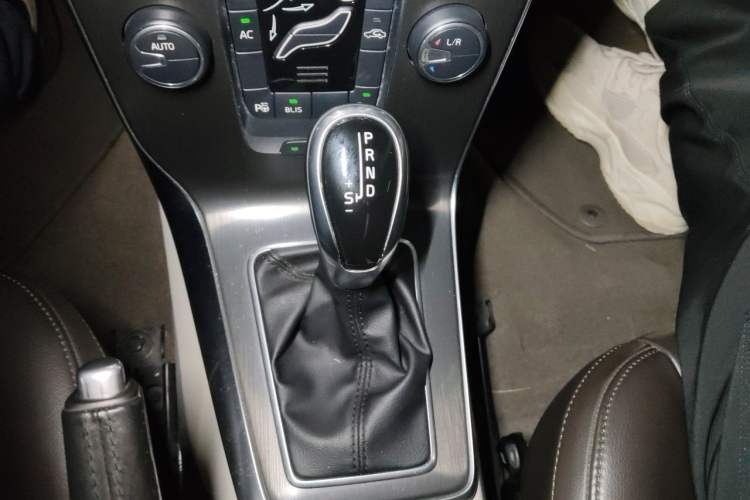 Used Volvo V40 2014 2.0T Zhiya Edition Gear Lever
