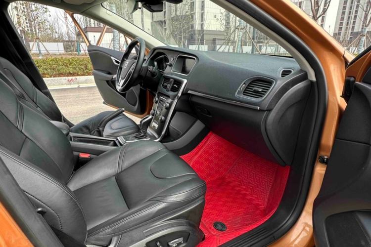 Used Volvo V40 2014 2.0T Zhiya Edition Interior 1