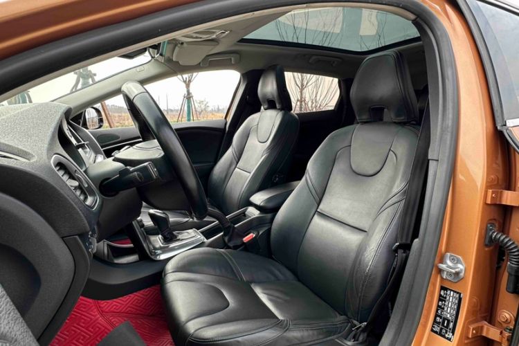 Used Volvo V40 2014 2.0T Zhiya Edition Interior 12