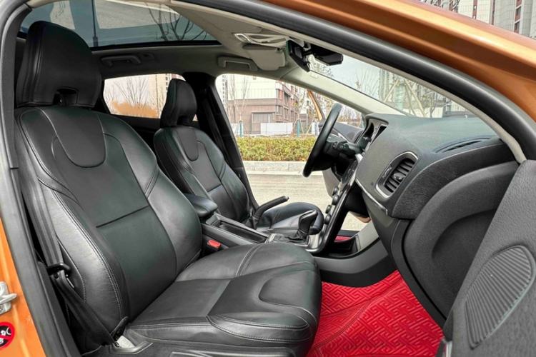 Used Volvo V40 2014 2.0T Zhiya Edition Interior 3