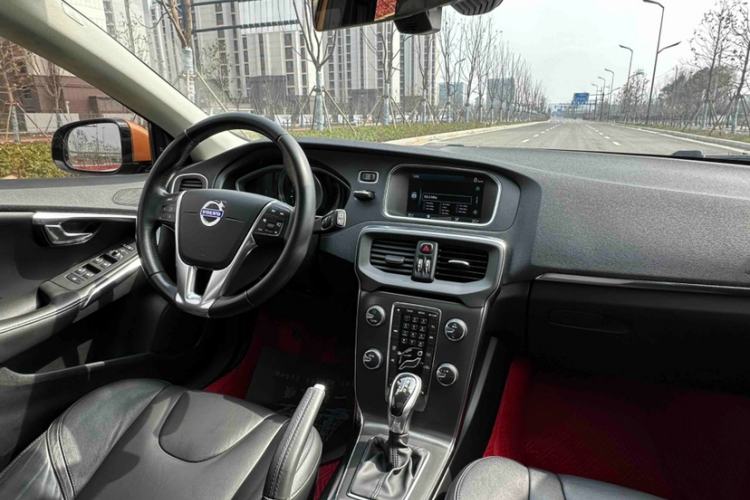 Used Volvo V40 2014 2.0T Zhiya Edition Interior 4