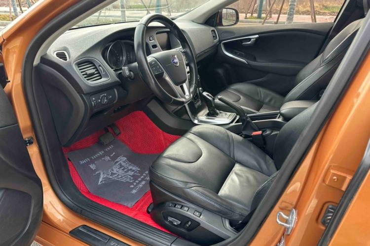 Used Volvo V40 2014 2.0T Zhiya Edition Interior 6