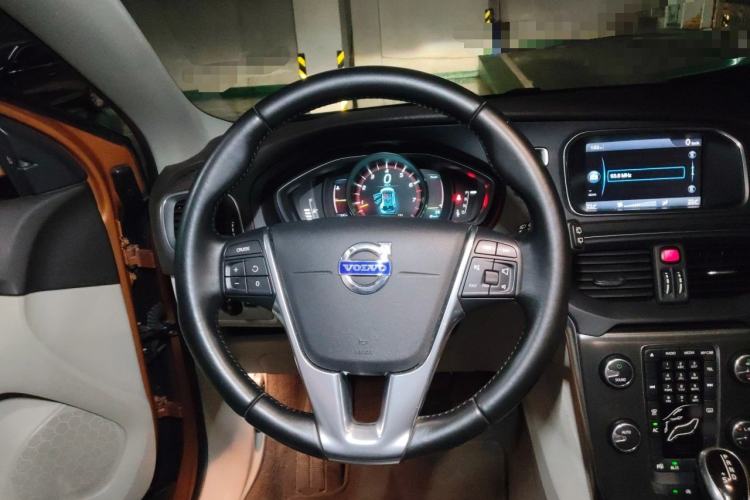 Used Volvo V40 2014 2.0T Zhiya Edition Steering Wheel