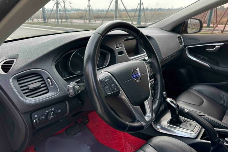 Used Volvo V40 2014 2.0T Zhiya Edition Steering Wheel