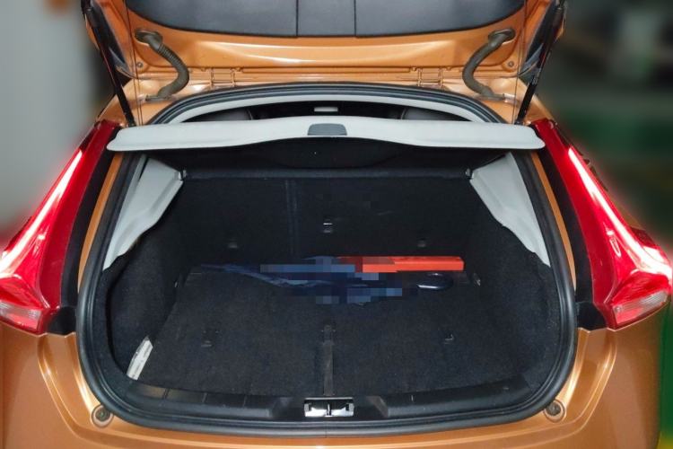 Used Volvo V40 2014 2.0T Zhiya Edition Trunk