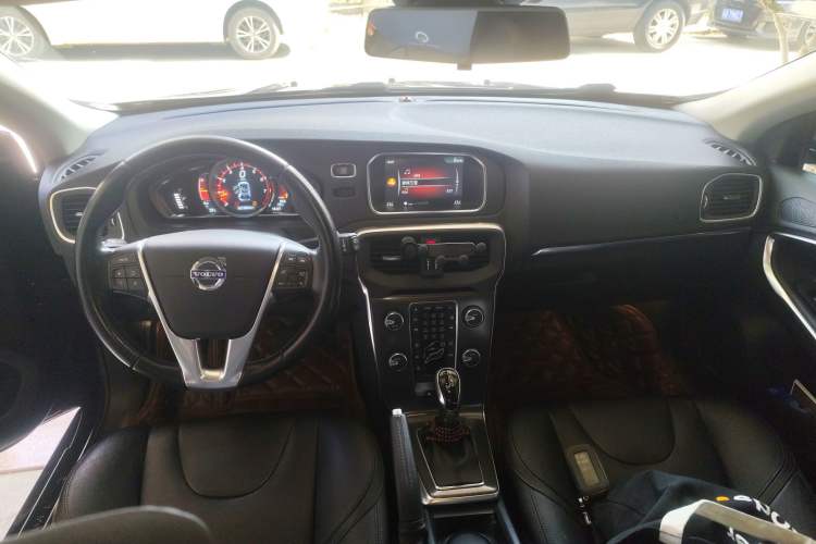 Used Volvo V40 2015 1.6T Zhiyi Edition Center Console